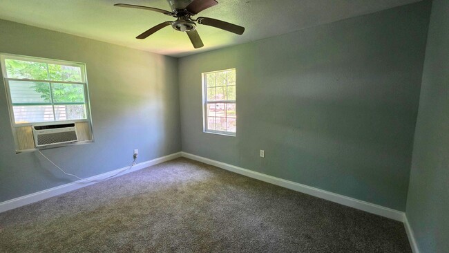Building Photo - 502 Azalea Dr