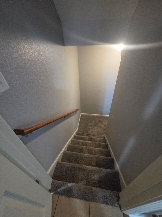 Building Photo - 4 Bedroom 3.5 Bathroom Duplex
