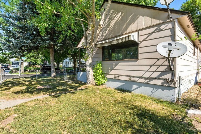 Building Photo - Spacious 4 Bed, 3 Bath Corner Lot Home!