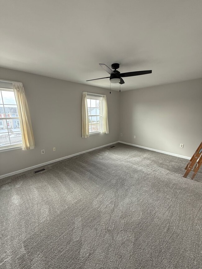 Building Photo - Winter Move-In Special! $400 Off – Price R...