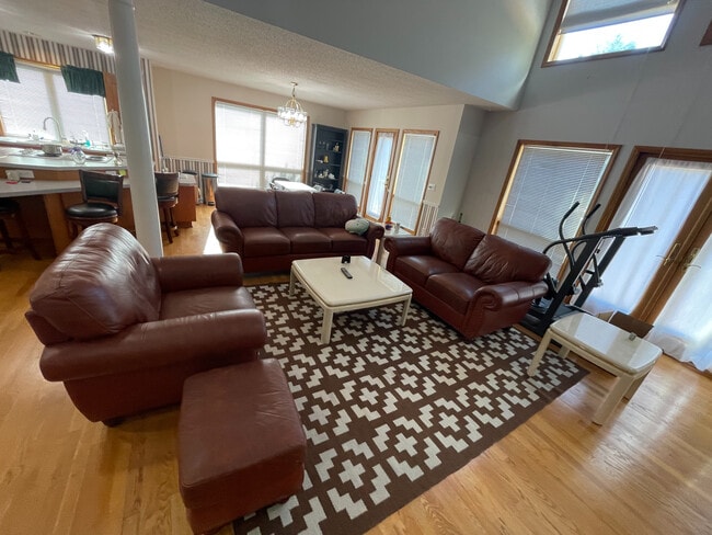 Building Photo - Room in House on Kingsway Dr