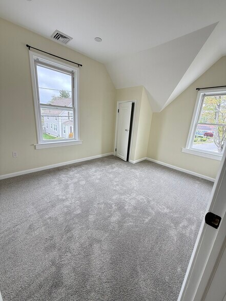 Building Photo - 80 Gladstone St