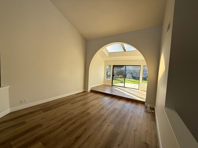 Building Photo - 4 Bedroom Single Story Home Available