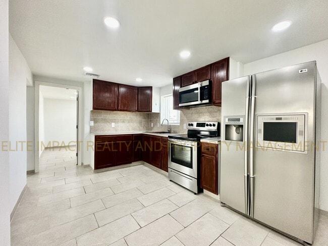 Building Photo - 3921 E Blacklidge Dr