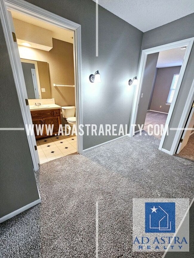 Building Photo - Nice 3 bed 1.5 bath townhouse in Olathe-Co...