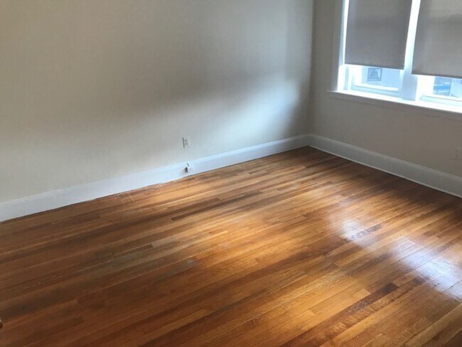 Building Photo - No brokers Fee, No Security Deposit,  Heat...