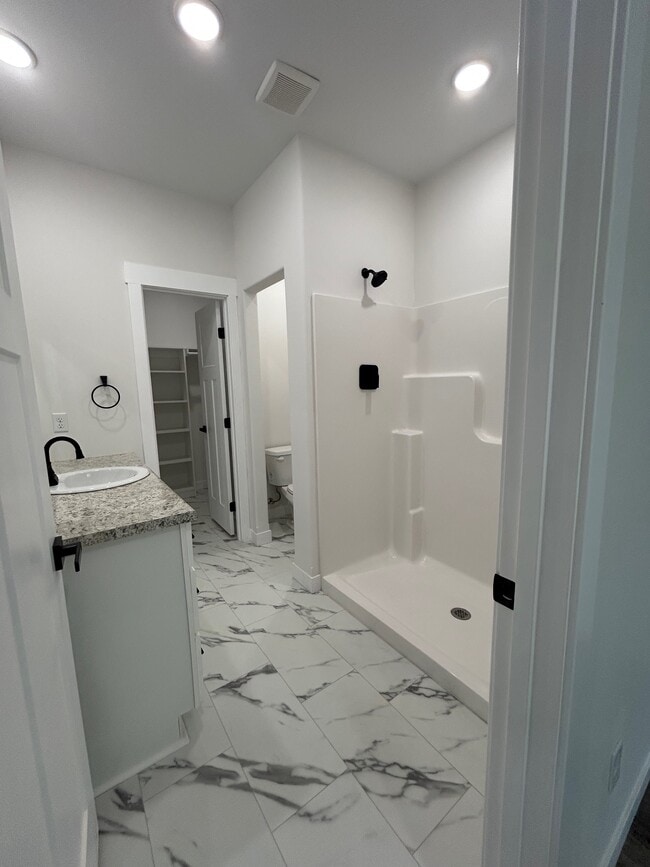 Building Photo - 585 Panich St