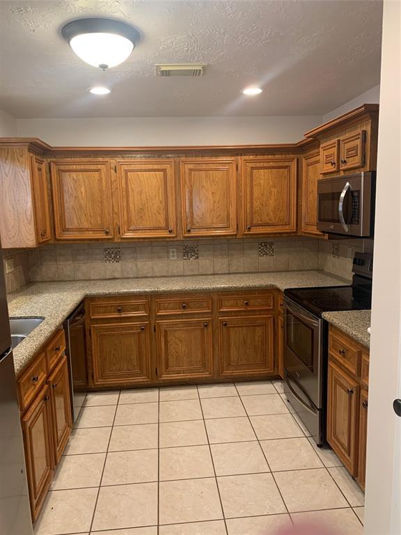 Building Photo - 3842 Knollcrest Dr