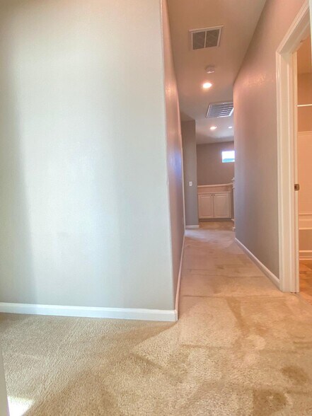 Building Photo - 527 Clover Cir