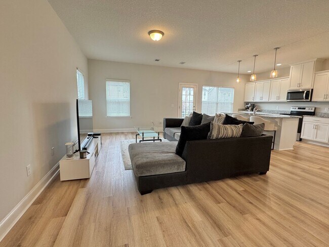 Building Photo - AVAILABLE SEPTEMBER 2025 [PET FRIENDLY]