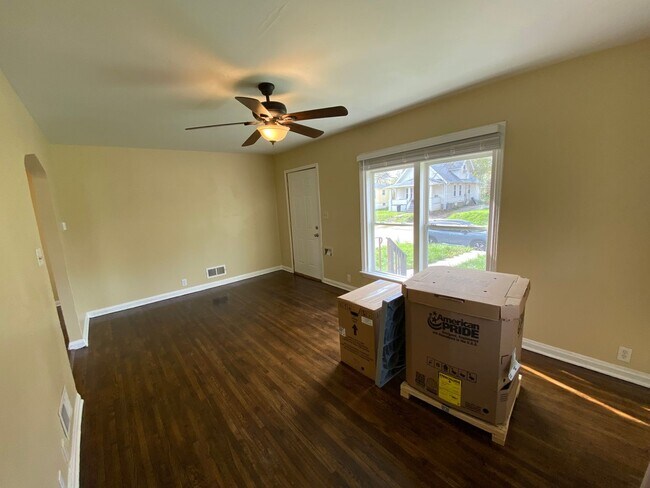 Building Photo - 2 Bedroom House- Beautiful Kitchen!!