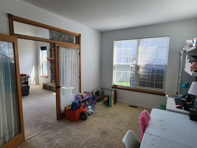 Building Photo - Kenosha 4 bedroom home