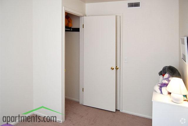 Bedroom - Lake Park Apartments