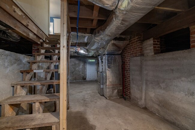 Building Photo - 706 College Ave