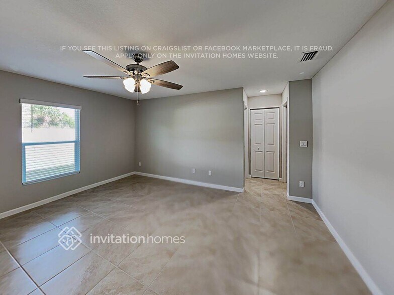 Building Photo - 453 SW Leona Dr