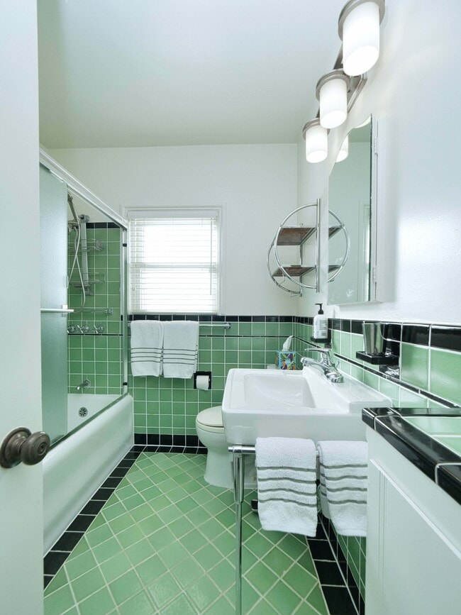 Building Photo - 1718 Le Roy Ave