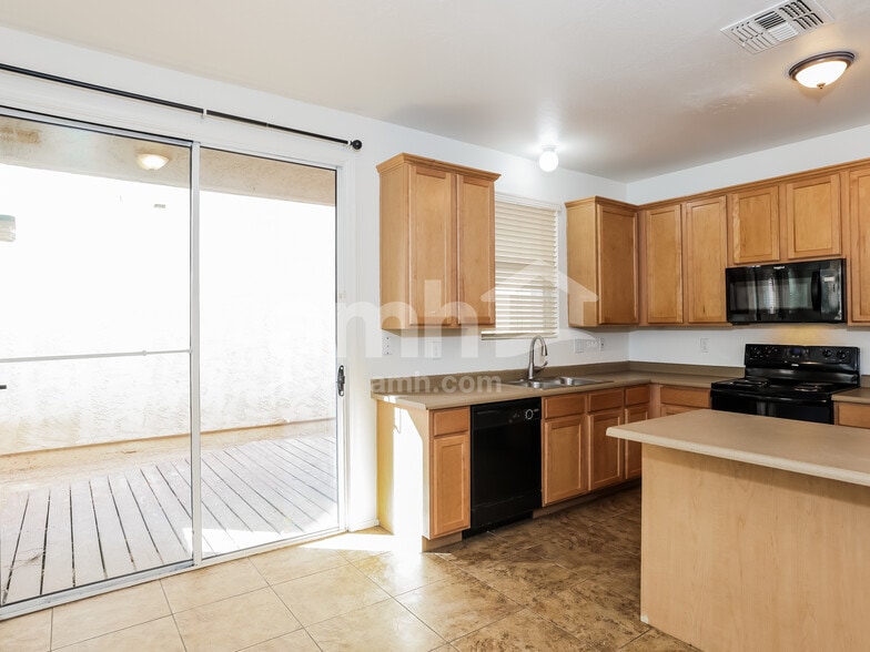 Building Photo - 10010 W Winslow Ave