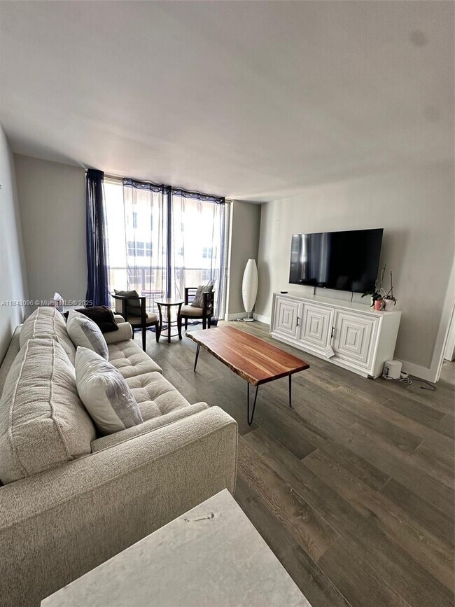 Building Photo - 6039 Collins Ave
