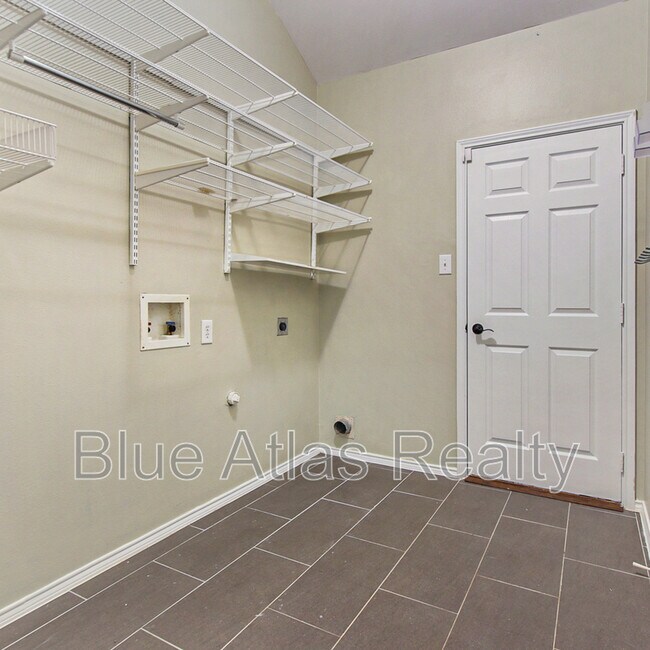 Building Photo - 542 Hickory Ln