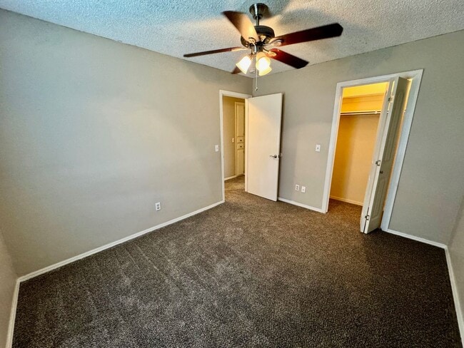 Building Photo - 3 bed 2 bath house with garage