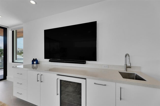 Building Photo - 1730 SE 13th St