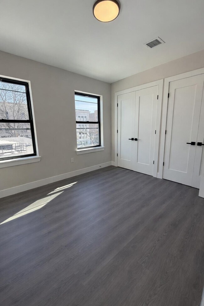 Building Photo - 207 39th St