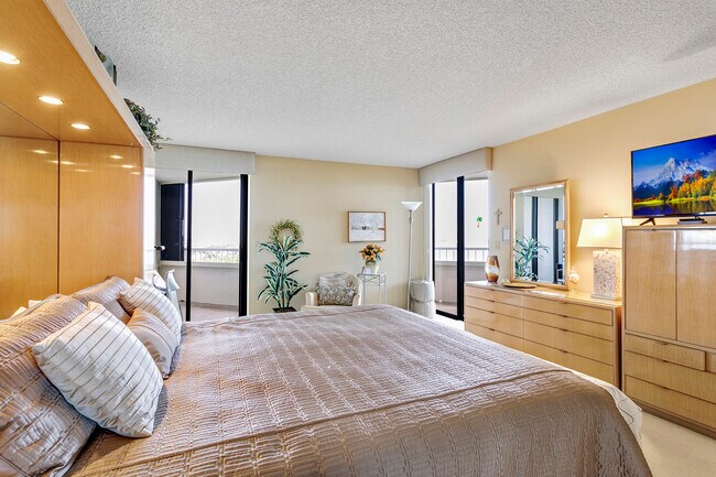 Building Photo - 5070 N Ocean Dr