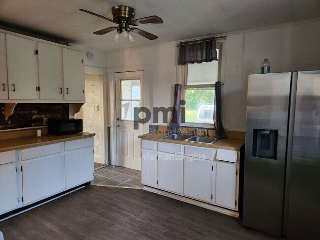 Building Photo - 461 E Garfield Ave