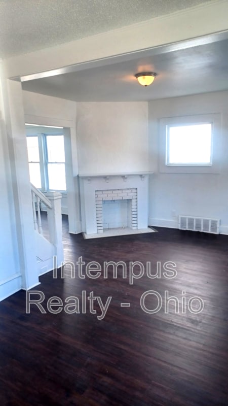 Building Photo - 2070 W 105th St