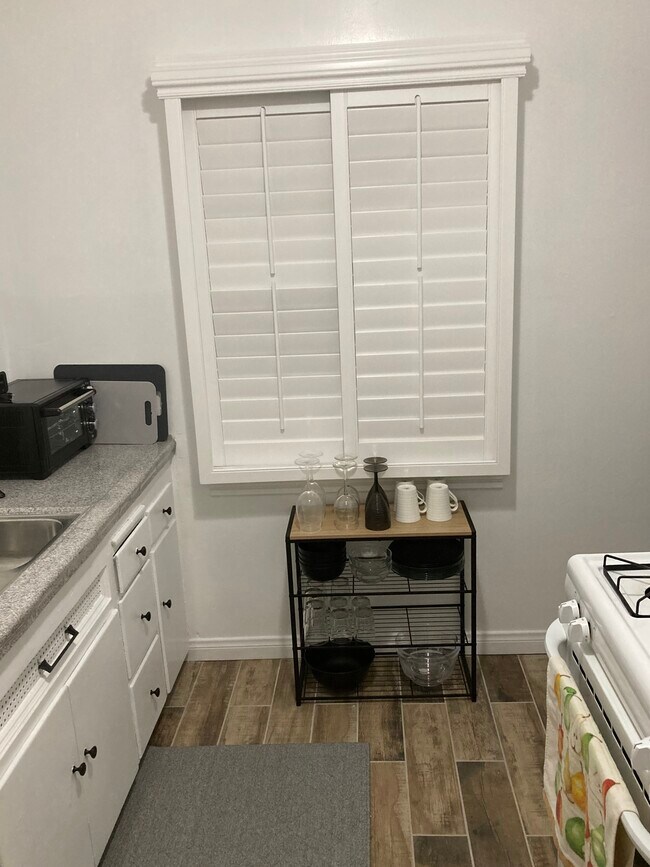 Fully equipped kitchen, toaster over, microwave etc… - 3622 W Adams Blvd