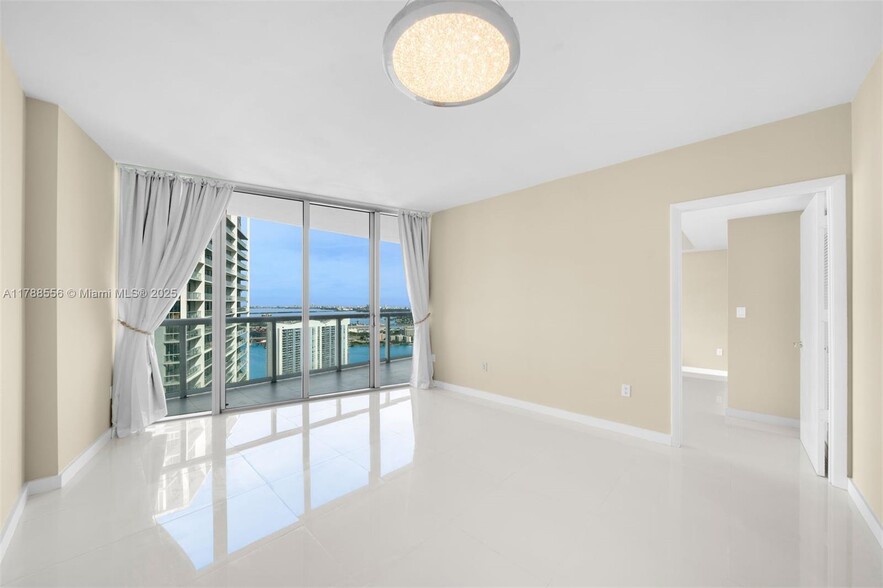 Building Photo - 495 Brickell Ave