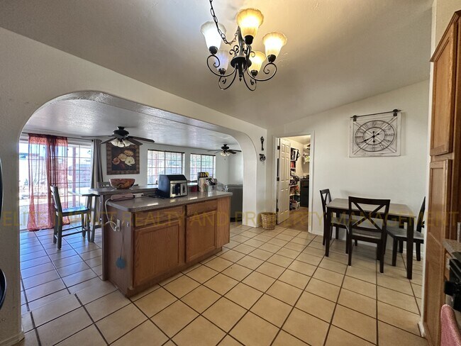 Building Photo - 4650 E Calle Aurora