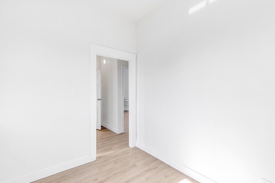 Building Photo - 1618 E Vernon Ave