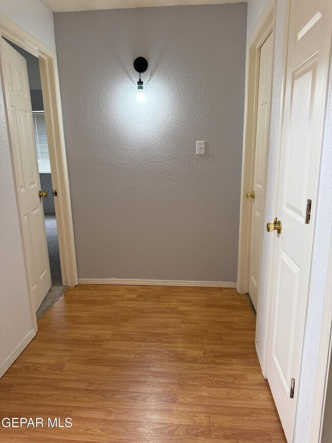 Building Photo - 6909 Canyon Run Dr