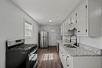 Building Photo - Gorgeous 2 bedroom home in Clairton availa...
