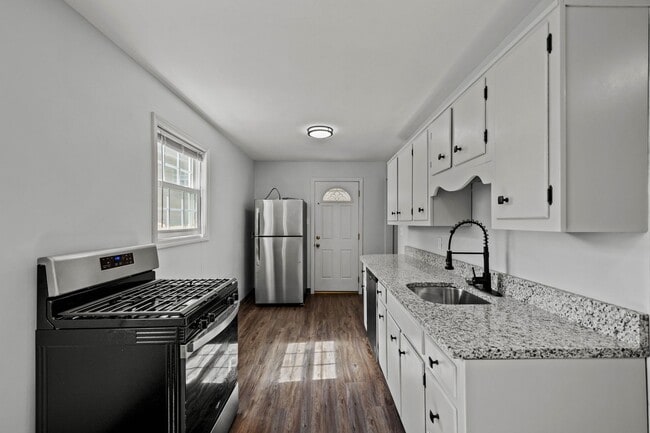 Primary Photo - Gorgeous 2 bedroom home in Clairton availa...