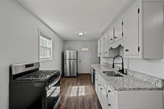 Building Photo - Gorgeous 2 bedroom home in Clairton availa...