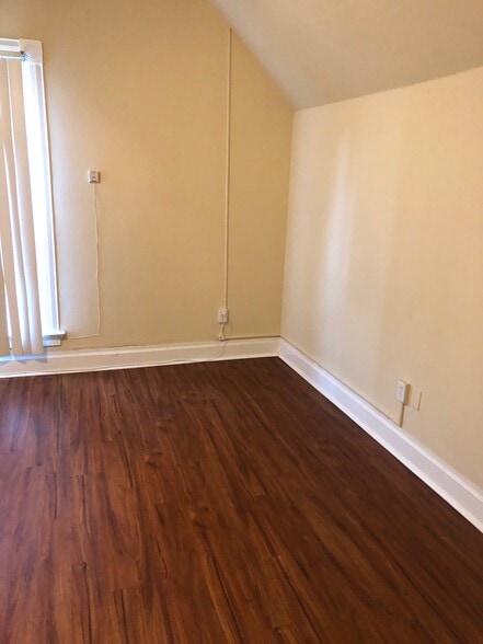 Studio Room - 145 N 5th Street