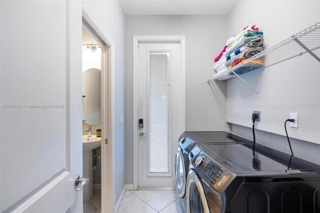 Building Photo - 3 bedroom in Hollywood FL 33021