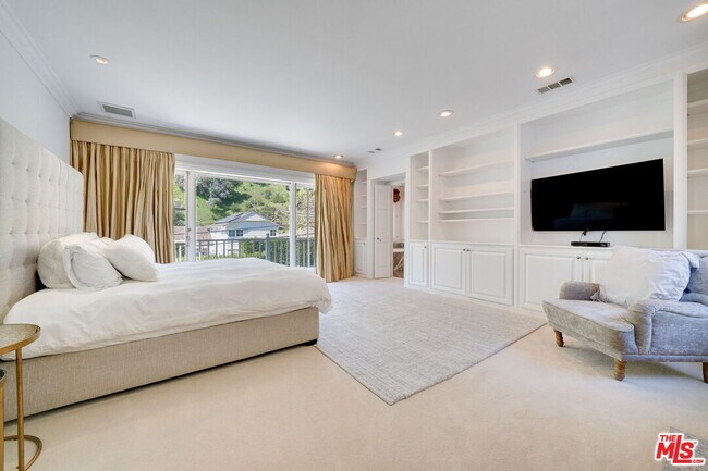 Building Photo - 2628 Mandeville Canyon Rd