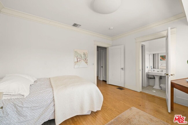 Building Photo - 801 N Rodeo Dr