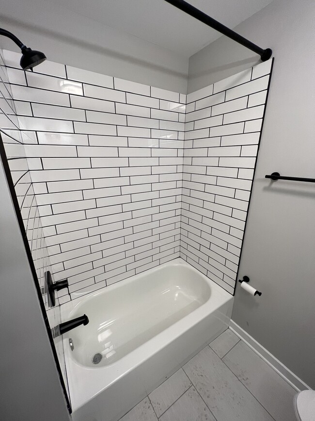 Building Photo - 4801 N Ridgeway Ave