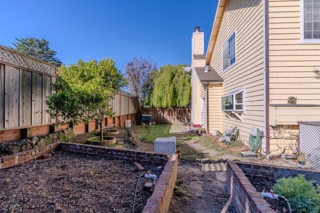 Building Photo - 350 6th St