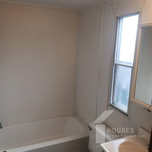 Building Photo - 108 Smiley Dr