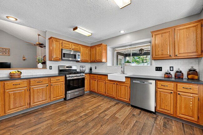 Building Photo - 930 Holly Hall Dr