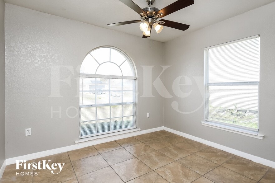 Building Photo - 620 Robin Ln