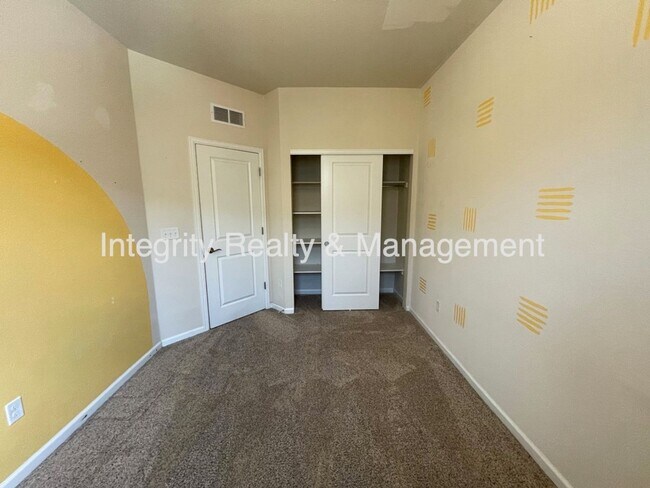 Building Photo - 598 E Dry Creek Pl
