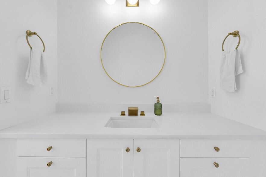 Bedroom 1 en-suite - 1619 N Franklin St