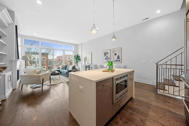 Building Photo - 1085 N Marshfield Ave