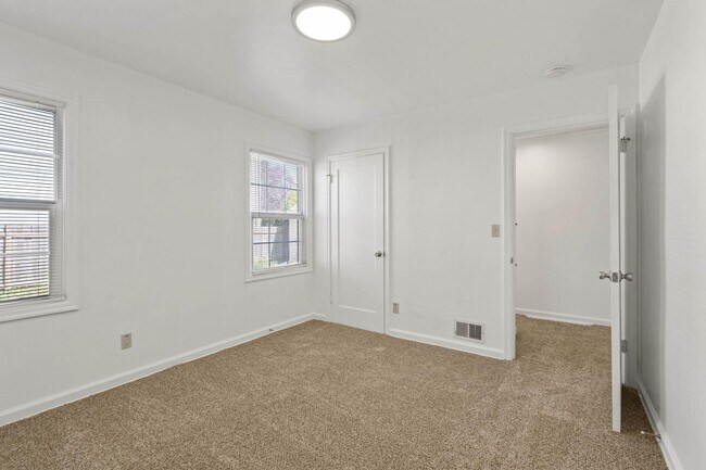 Building Photo - Beautifully maintained 1-bdrm/1-bath unit in 4-plex. Fireplace, off-street parking, laundry, grea...